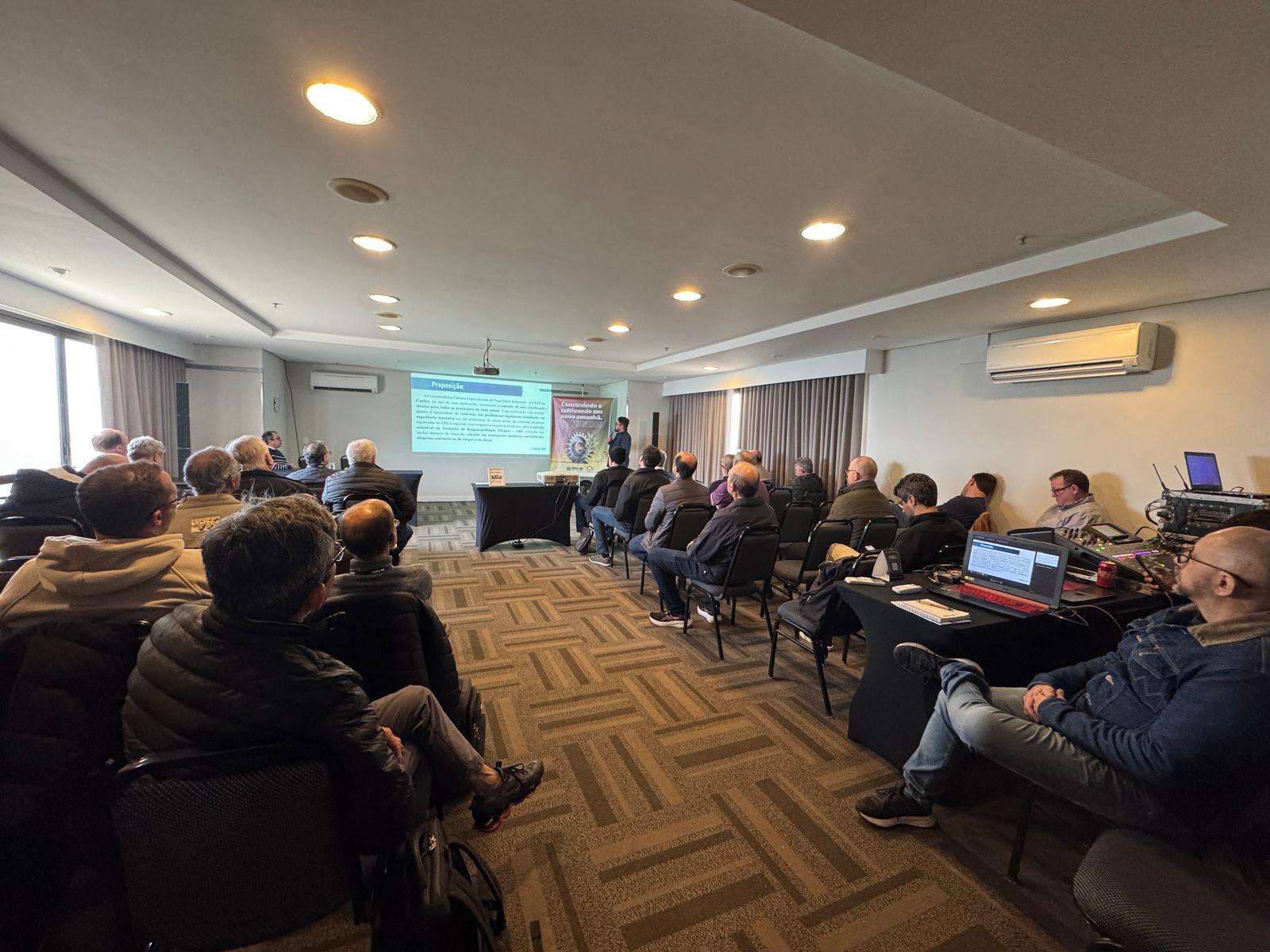 O evento abordou questões práticas da atuação profissional, como segurança técnica, fiscalização e soluções para demandas industriais